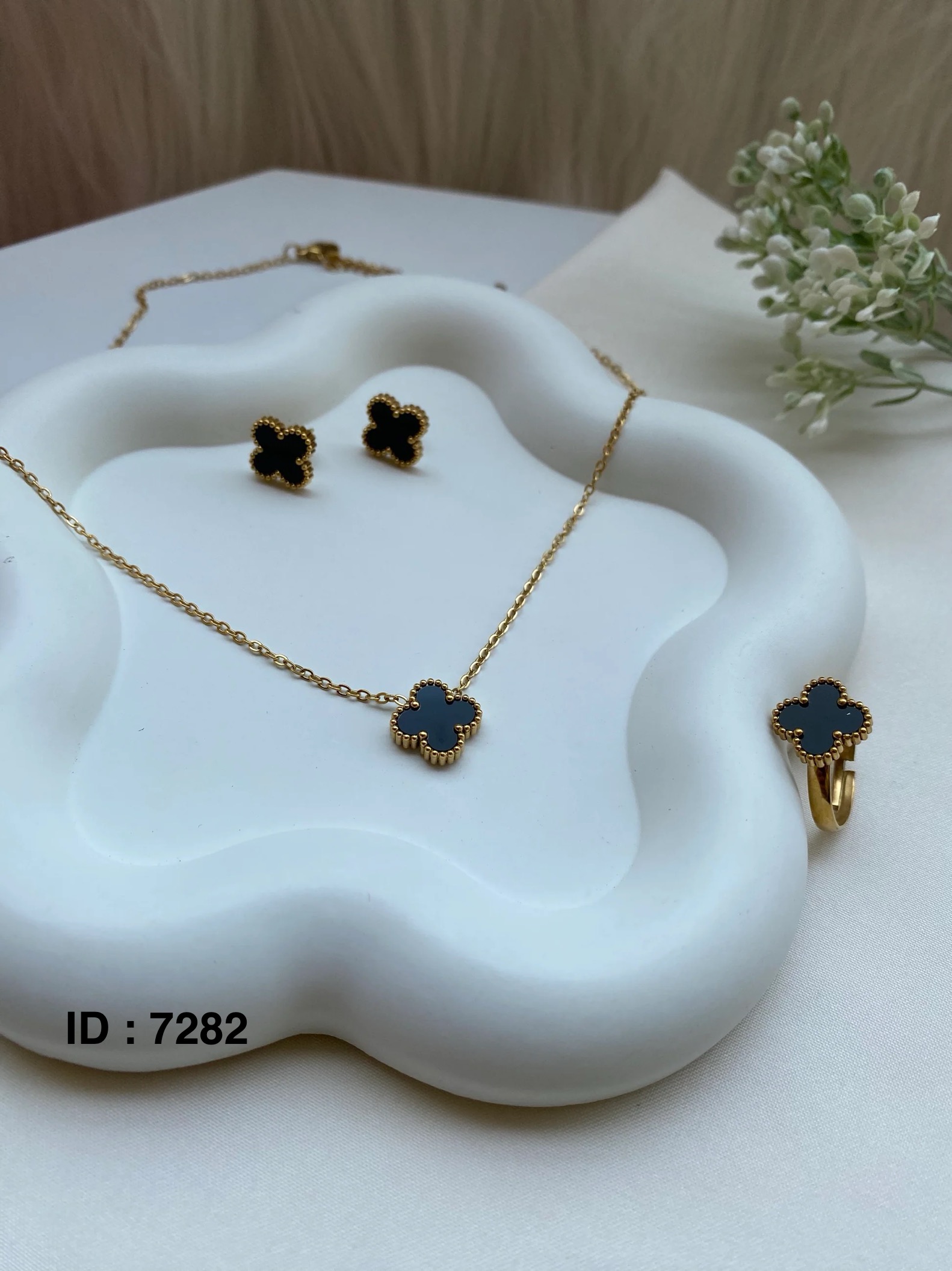 Collier clous avec boucle d’oreilles